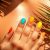 Manicure na opaloną skórę – jakie kolory wybrać latem?