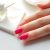 Odtłuszczanie paznokci przed malowaniem – klucz do trwałego manicure