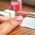 Odtłuszczanie paznokci przed malowaniem – klucz do trwałego manicure